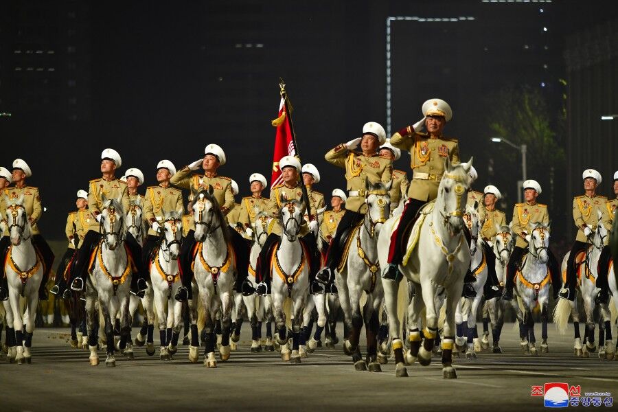 朝鲜25日夜间举行阅兵，洲际导弹高超音速武器亮相